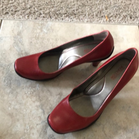 Red heels! - Picture 2 of 2